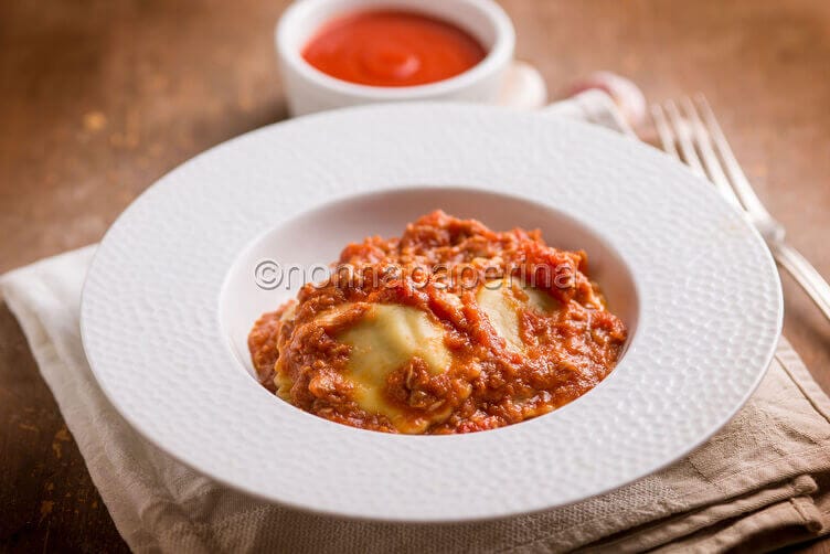 Ravioli con sugo di pesce