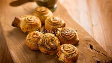 Sfogliatine al pesto di cavolo riccio, un antipasto sfizioso