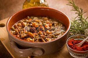 Zuppa di legumi con funghi e castagne, una ricetta deliziosa