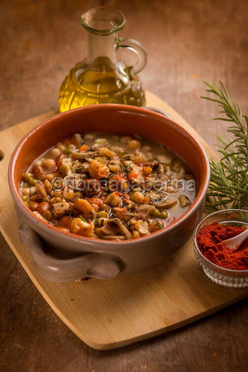Zuppa di legumi con funghi e castagne