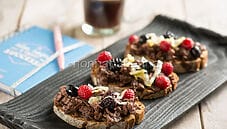 Bruschette di pane danese con cervo, un piatto scandinavo