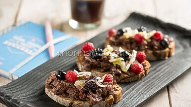 Bruschette di pane danese con cervo