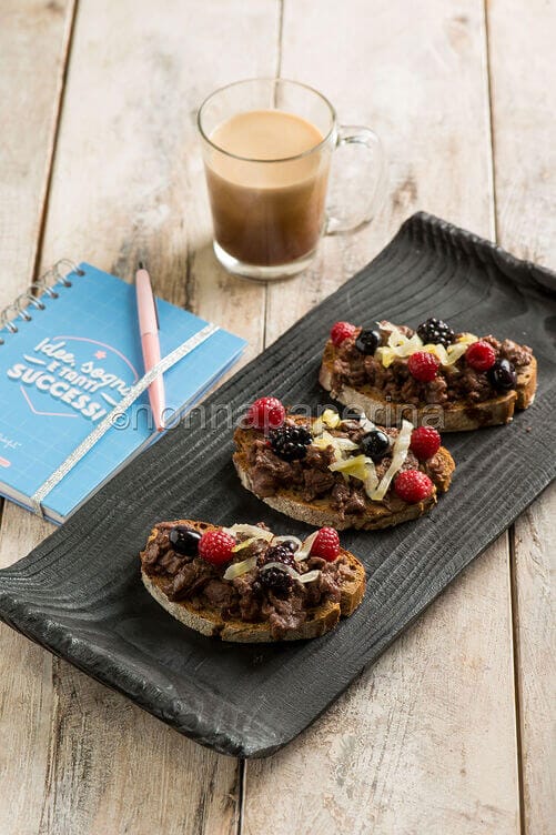 Bruschette di pane danese con cervo Bruschette di pane danese con cervo