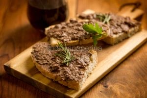 Crostini neri aretini, un delizioso antipasto tipico toscano