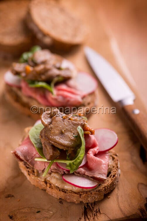 Crostone con roast beef e funghi