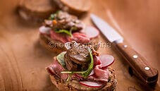 Crostone con roast beef e funghi, un finger food di classe Crostone con roast beef e funghi, un finger food di classe