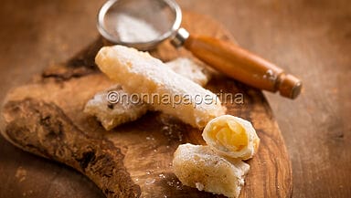 fogli di riso con ananas e formaggio
