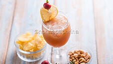 Cocktail leggero con azzeruoli per un aperitivo rinfrescante Cocktail leggero con azzeruoli per un aperitivo rinfrescante