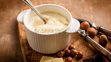Crema al cioccolato bianco e nocciole