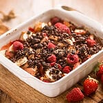 Cocoa crumble with fresh fruit, a delicious dessert
