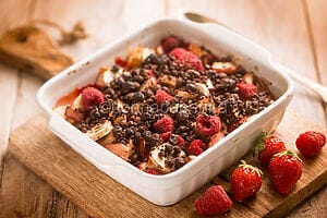 Cocoa crumble with fresh fruit, a delicious dessert