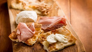 Focaccia di Recco con stracchino