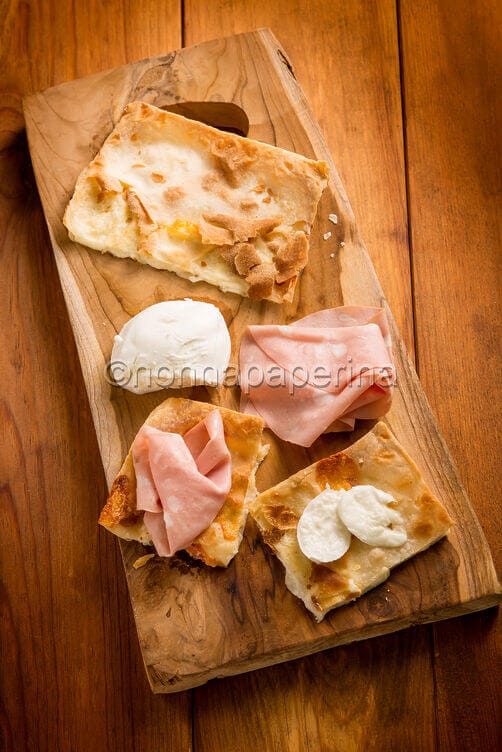 Focaccia di Recco con stracchino