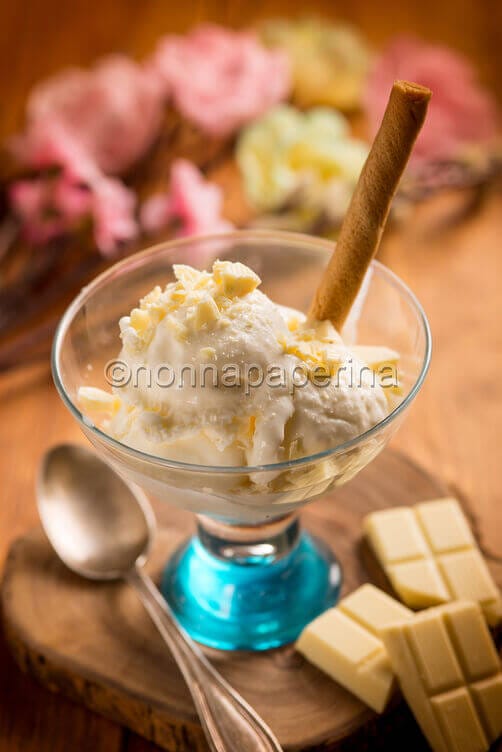 Gelato al cioccolato bianco e nocciole (