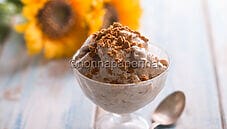 Gelato alla nocciola con biscotti sbriciolati, una delizia!