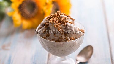 Gelato alla nocciola con biscotti