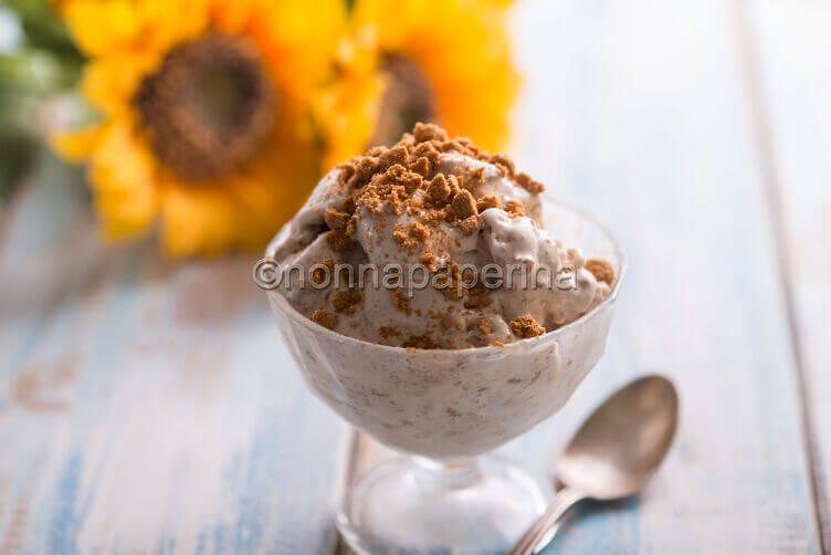 Gelato alla nocciola con biscotti