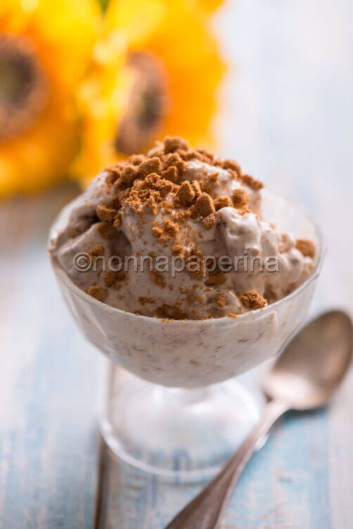 Gelato alla nocciola con biscotti