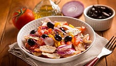 Insalata di pane zichi, una tipica ricetta sarda da gustare