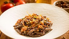 Pasta con ragù di tonno, da piatto veloce a piatto gourmet Pasta con ragù di tonno, da piatto veloce a piatto gourmet