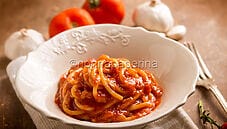 Pici all’aglione, un piatto contadino della cucina toscana Pici all’aglione, un piatto contadino della cucina toscana
