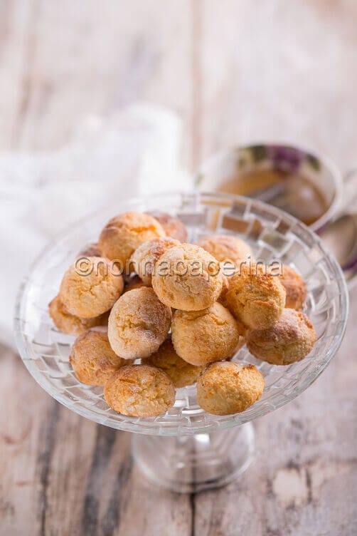 Dolcetti con cocco e latte condensato
