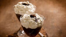 Mousse con panna e tamarindo, un dessert dal sapore esotico Mousse con panna e tamarindo, un dessert dal sapore esotico