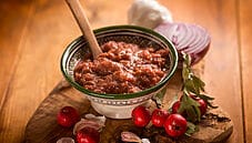 Salsa agrodolce agli azzeruoli, un condimento per la carne Salsa agrodolce agli azzeruoli, un condimento per la carne