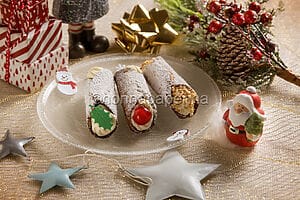 Cannoli di pandoro: cucina di recupero per un dolce gourmet Cannoli di pandoro: cucina di recupero per un dolce gourmet