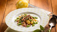 Gnocchi con fave e prosciutto