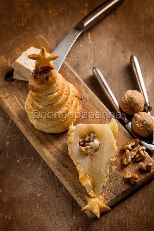 Pere in sfoglia con gorgonzola e noci