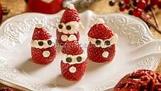 Babbo Natale di fragole e panna, la frutta diventa creativa Babbo Natale di fragole e panna, la frutta diventa creativa
