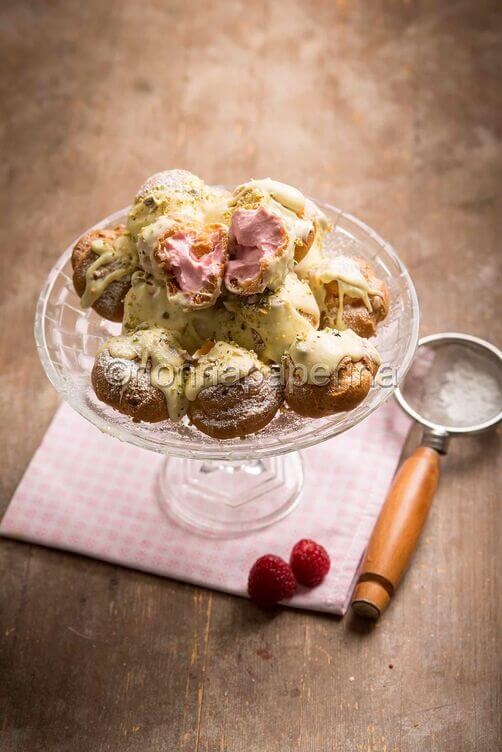 Bigne ai lamponi e panna