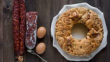Casatiello napoletano, la tradizione pasquale che profuma di golosità Casatiello napoletano, la tradizione pasquale che profuma di golosità