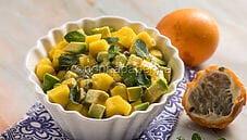 Insalata esotica con granadilla, un contorno colorato
