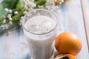 Smoothie di granadilla e banana, una bevanda esotica Smoothie di granadilla e banana, una bevanda esotica
