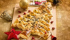 Albero di Natale di pasta sfoglia, un antipasto creativo Albero di Natale di pasta sfoglia, un antipasto creativo