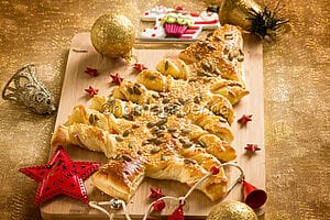 Albero di Natale di pasta sfoglia, un antipasto creativo Albero di Natale di pasta sfoglia, un antipasto creativo