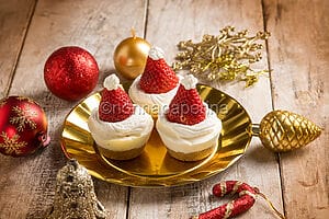 Mini cheesecake di Babbo Natale, un’idea unica per le feste Mini cheesecake di Babbo Natale, un’idea unica per le feste