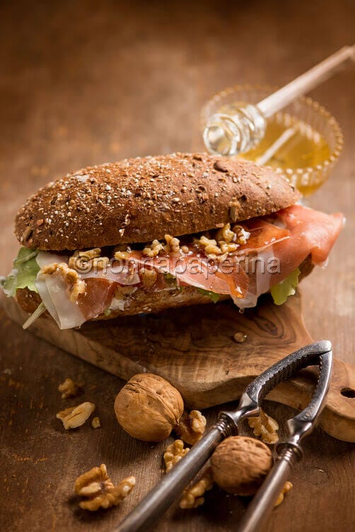 Panino con prosciutto crudo e miele Panino con prosciutto crudo e miele