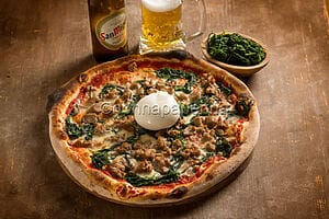 Pizza con agretti e salsiccia: un mix insolito da gustare