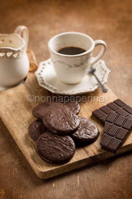 Biscotti sablé ricoperti al cioccolato