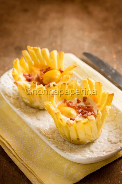 Cestini di patate fritte e uova Cestini di patate fritte e uova