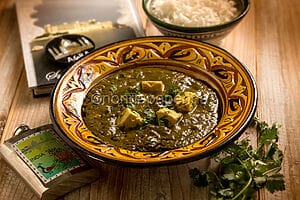Palak paneer, la zuppa con formaggio della cucina indiana Palak paneer, la zuppa con formaggio della cucina indiana