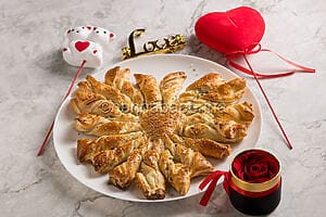 Pasta sfoglia con prosciutto e formaggio per San Valentino Pasta sfoglia con prosciutto e formaggio per San Valentino