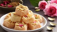 Ricetta Rose Soan Papdi: un dolce indiano colorato e gustoso Ricetta Rose Soan Papdi: un dolce indiano colorato e gustoso