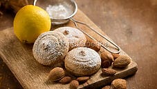 Amaretti morbidi al limone, una ricetta delicata e aromatica Amaretti morbidi al limone, una ricetta delicata e aromatica