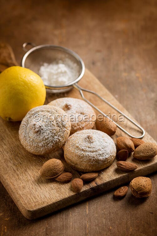 Amaretti morbidi al limone Amaretti morbidi al limone
