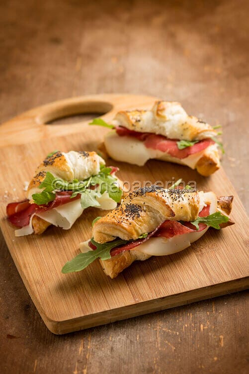 Brioche salata con bresaola e scamorza Brioche salata con bresaola e scamorza