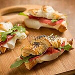 Brioche bread with bresaola and scamorza cheese: the perfect brunch Brioche bread with bresaola and scamorza cheese: the perfect brunch